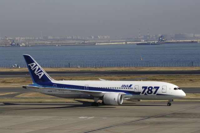 Boeing 787-8 (JA819A) - Taxing at Haneda Intl Airport on 2013/12/01