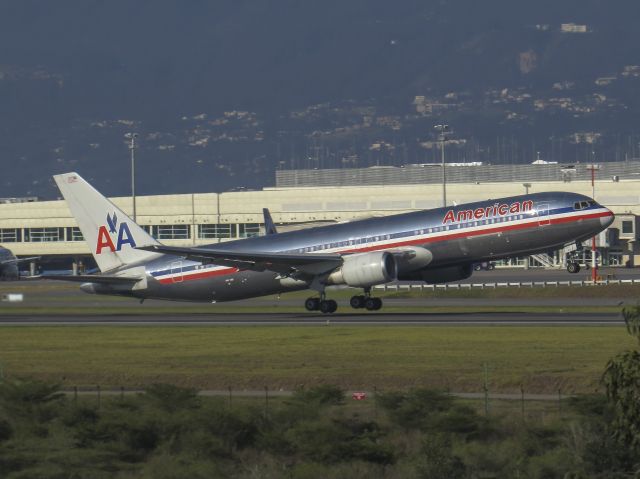 BOEING 767-300 (N39367)