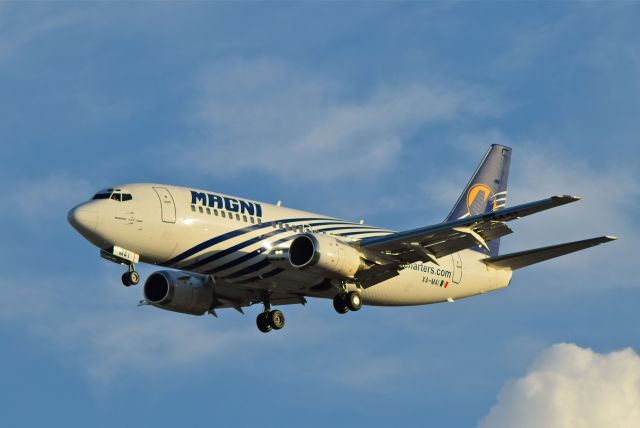 BOEING 737-300 (XA-MAI) - Boeing 737-322 of Magnicharters XA-MAI, MSN 24537 and 31 years old, landing on the 05R runway in Mexico City Airport  (07/2018).