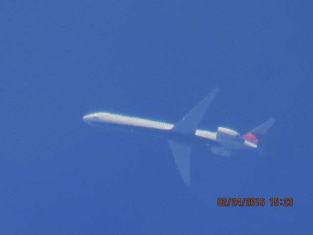 McDonnell Douglas MD-90 (N920DN)