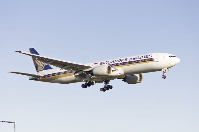 Boeing 777-200 (9V-SVB) - Singapore Airlines (9V-SVB) Boeing 777-212ER on approach to runway 25 at Sydney Airport.