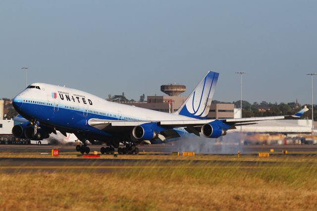 Boeing 747-400 (N118UA)