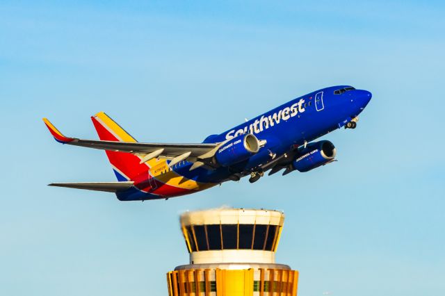 Boeing 737-700 (N7882B) - Southwest Airlines 737-700 taking off from PHX on 1/12/22. Taken with a Canon R7 and Tamron 70-200 G2 lens.