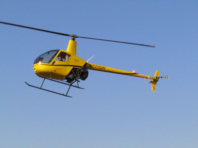 Robinson R-22 (N777UH) - Landing at POC