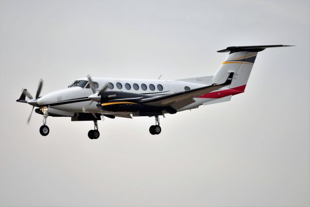 Beechcraft Super King Air 300 (N60GC) - Nice looking King Air on short final for runway 14 on 01-14-21