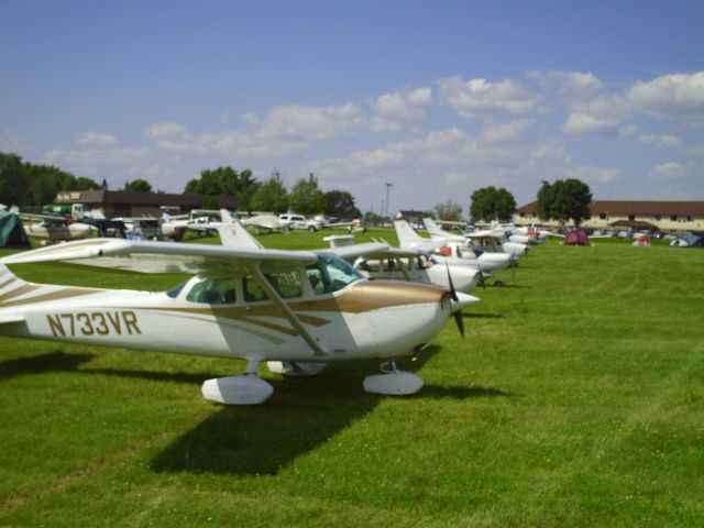 Cessna Skyhawk (N733VR) - 2010 Airventure