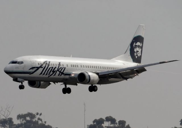 BOEING 737-400 (N703AS)