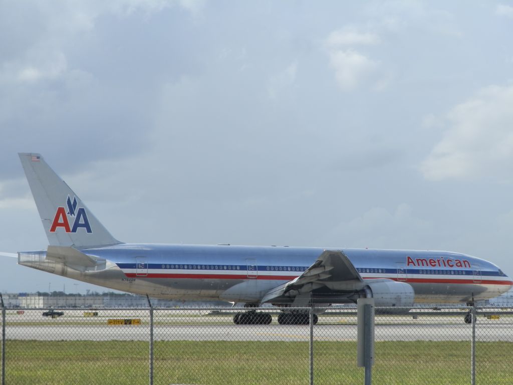 Boeing 777-200 (N784AN)