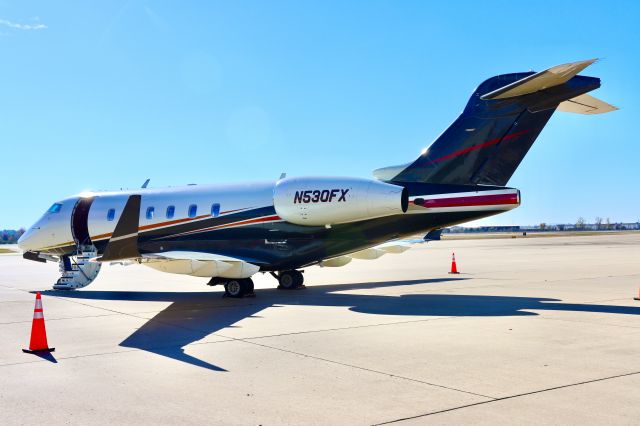 Bombardier Challenger 300 (N530FX) - Pilots let me get ramp side picture. 