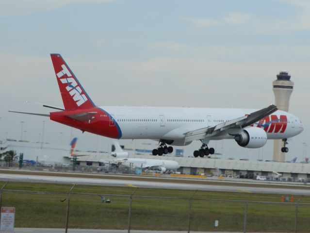 BOEING 777-300 (PT-MUA)