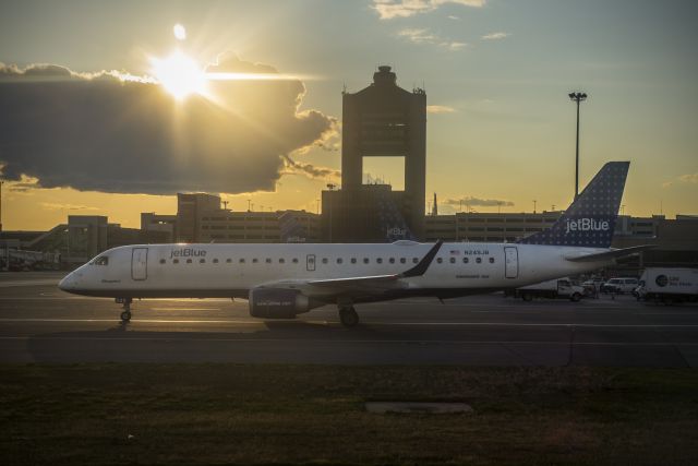 Embraer ERJ-190 (N249JB) - Sunset over Logan taken from a JBU E-190 of a JBU E-190. 