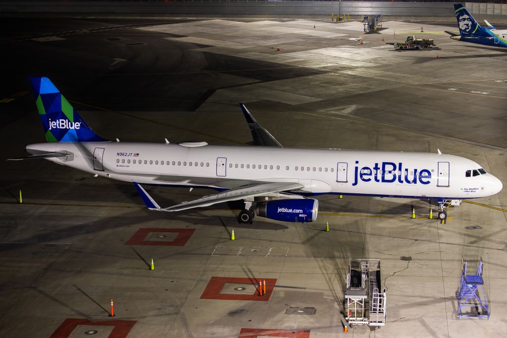 Airbus A321 (N962JT)