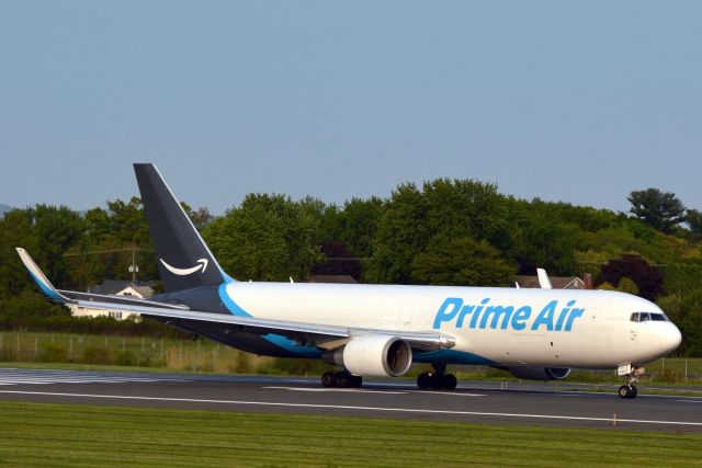 BOEING 767-300 (N499AZ) - Air Transport 3514 Heavy lines up on runway 24 for Wilmington, Ohio 