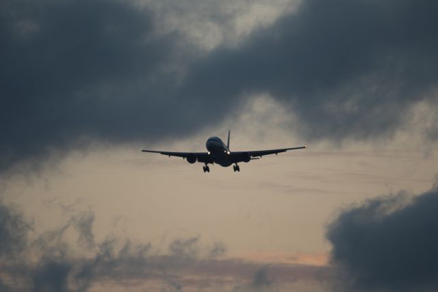 Boeing 777-200 (JA702A) - 28 August 2015HND-HKD.