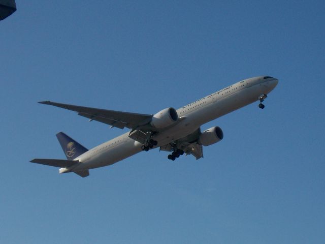 BOEING 777-300 (HZ-AK22)