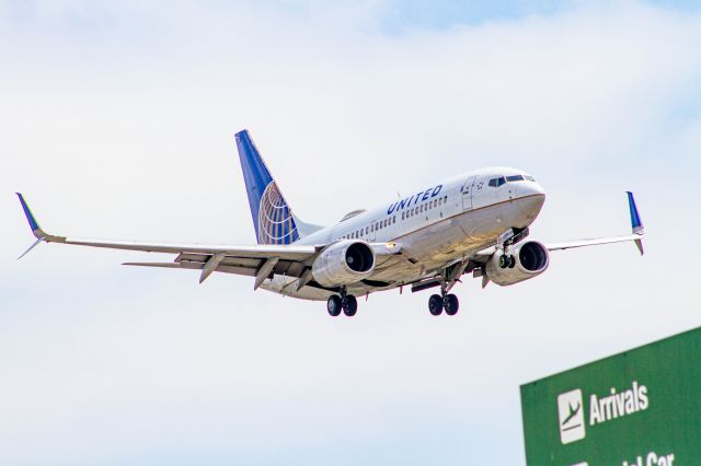 Boeing 737-700 (N16709)