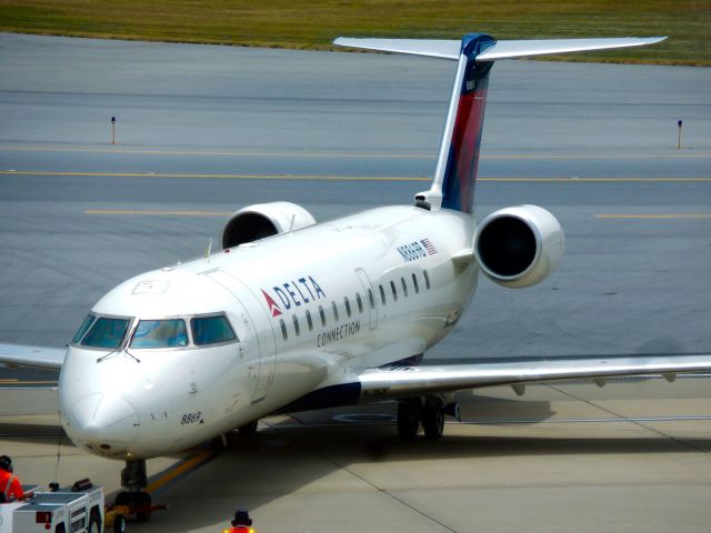 Canadair Regional Jet CRJ-200 (N8869B)