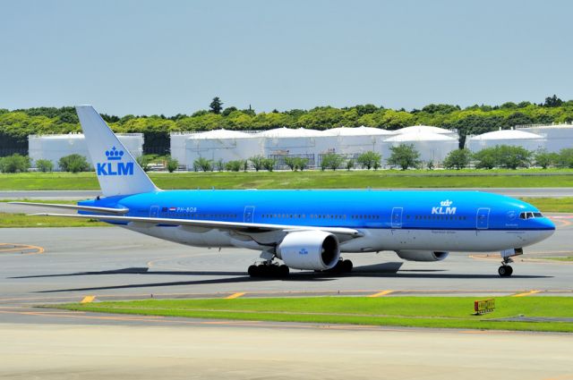 Boeing 777-200 (PH-BQB) - Unusual presence at Narita, where KLM flies B744 usually...