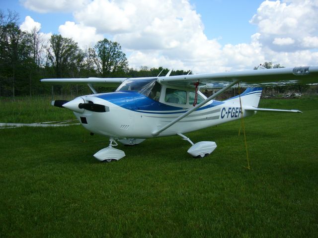Cessna Skylane (C-FGEF) - Avstar grass