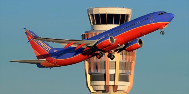 Boeing 737-700 (N8606C) - phoenix sky harbor international airport 25JUN20