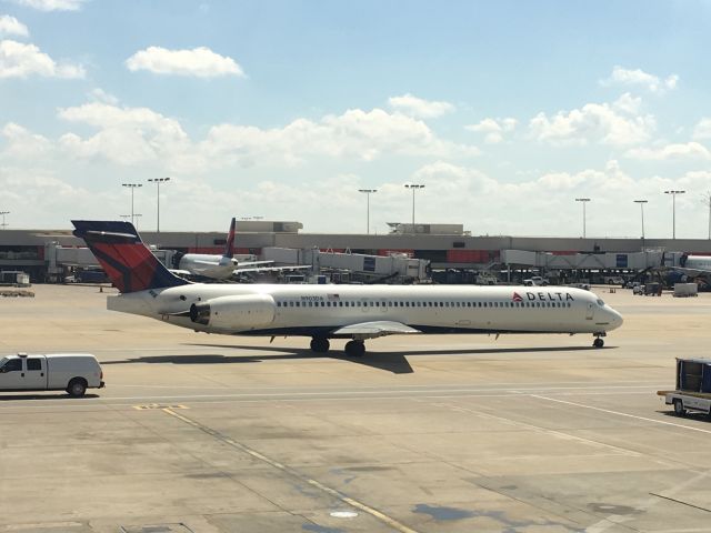 McDonnell Douglas MD-90 (N903DA)