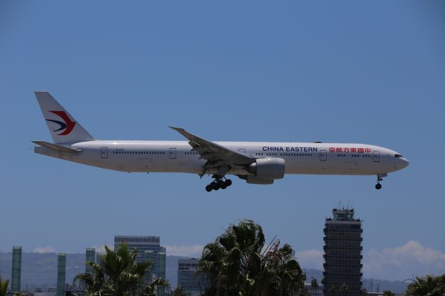 BOEING 777-300ER (B-2002)