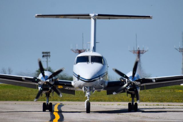 Beechcraft King Air F90 (N7206E) - Privately Owned Beechcraft King Air 90 taxiing into the FBO Ramp at the Buffalo Niagara International Airport