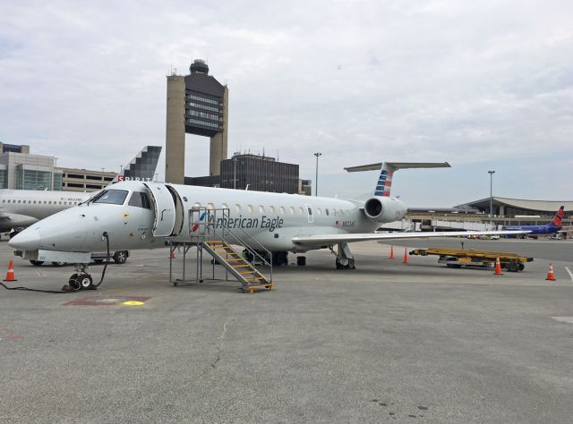 Embraer ERJ-135 (N822AE) - Nice new paint on this E135 for Envoy