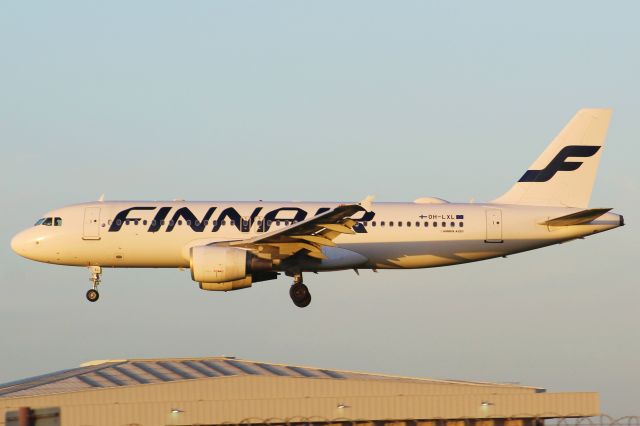 Airbus A320 (OH-LXL) - A Finnair A320 on final approach into LHR, landing on runway 27L.br /br /Location: Myrtle Ave.br /Date: 20.12.22 (dd/mm/yy).