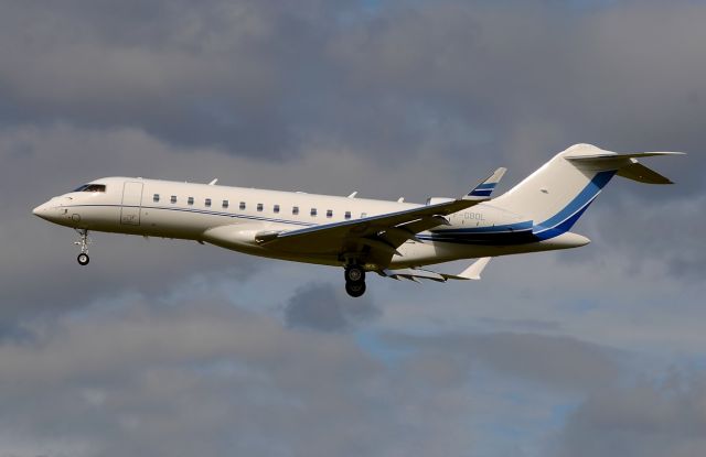 Bombardier Global Express (F-GBOL) - 19/09/2013 LFRQ-LFPBbr /Global 6000