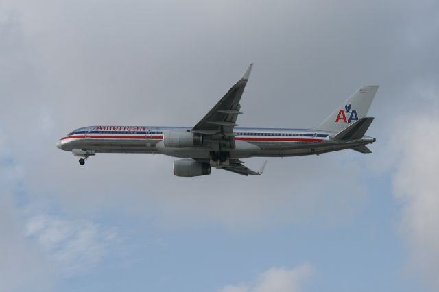 BOEING 767-300 (N637AM)