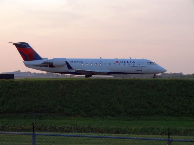 Canadair Regional Jet CRJ-200 (N8930E)