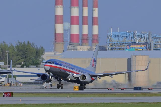 Boeing 737-700 (N873NN) - Rotation from 27R