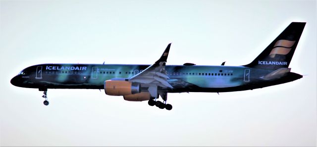 Boeing 757-200 (TF-FIU) - Welcome back to Seattle! Aurora Borealis Liverybr /KEF-SEA 7-19-21