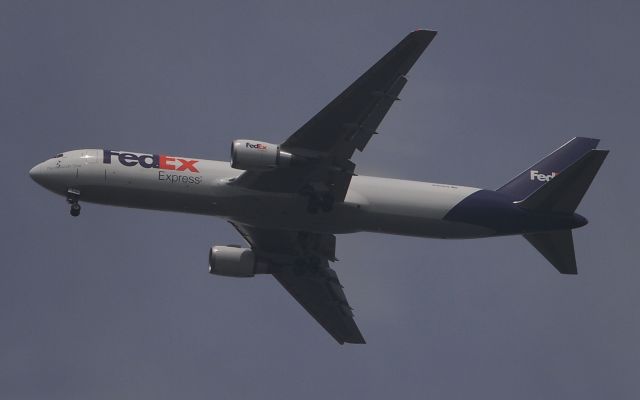 BOEING 767-300 (N106FE)