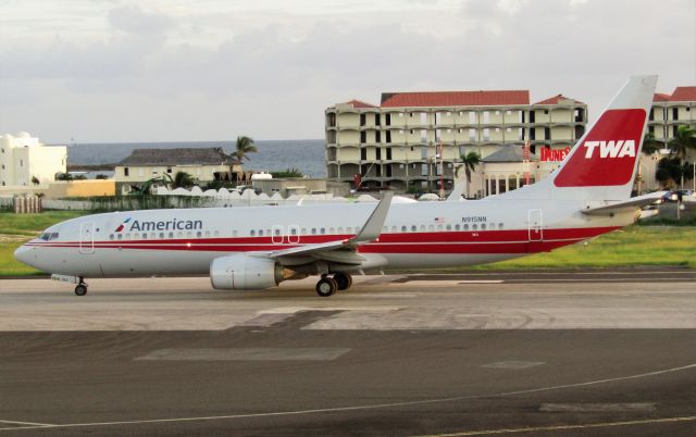 Boeing 737-800 (N915NN)