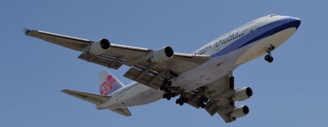 Boeing 747-400 (B-18207)