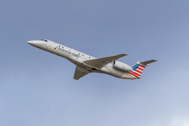 Embraer ERJ-145 —