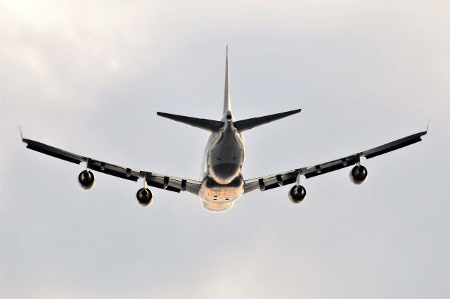 Boeing 747-400 (N322SG) - Departing 23-R IND about an hour late. Headed in to some weather/overcast ahead. headed back to PHX with the Arizona Cardinals onboard after defeating the Indianapolis Colts.