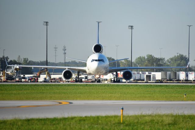 Boeing MD-11 (N590FE) - Face off. Love how the vertical stabilizer lined up with the lite pole behind it.