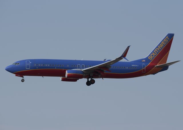 Boeing 737-800 (N8624J)