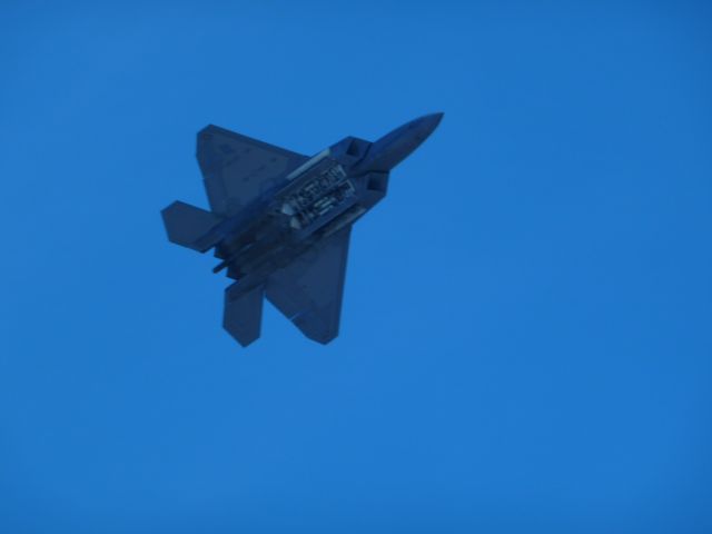 — — - F-22 showing off its payload