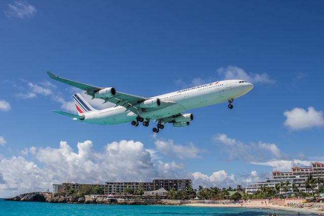 Airbus A340-300 (F-GLZJ)