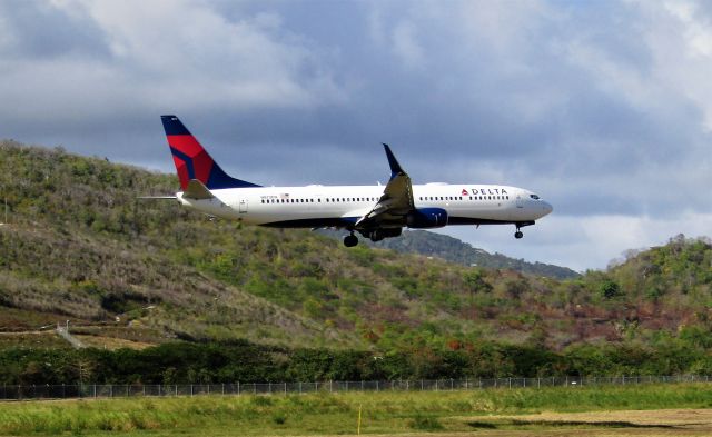 Boeing 737-900 (N873DN)