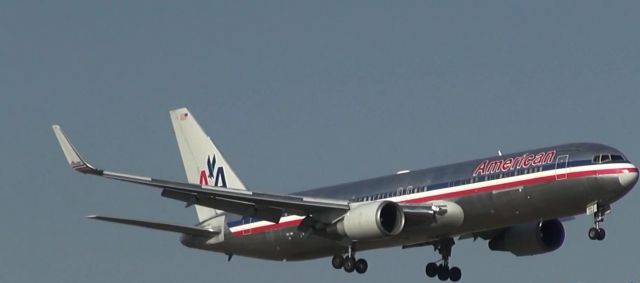 BOEING 767-300 (N377AN) - American Airlines flight 5 arriving from Honolulu, HI