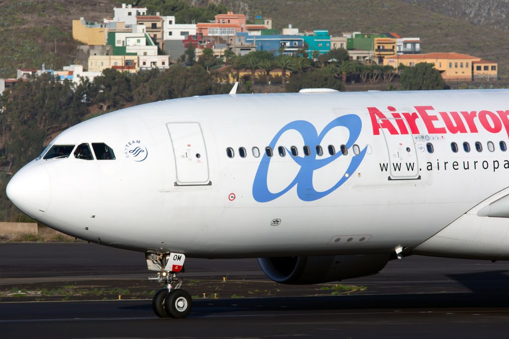 Airbus A330-200 (EC-KOM)