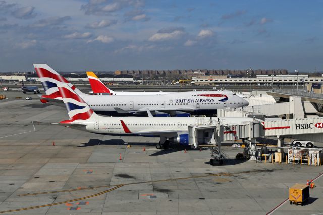 Boeing 757-200 (F-HAVI) - Openskies B752 leads the line on terminal 7 with BA B747 G-CIVV behind.