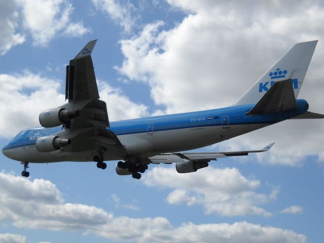 Boeing 747-400 (PH-BFA) - KLM B747-406 named "The Flying Dutchman" landing on runway 23.