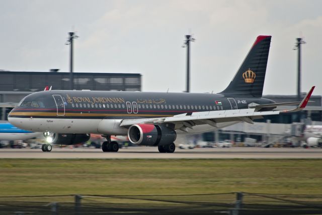 Airbus A320 (JY-AZC)