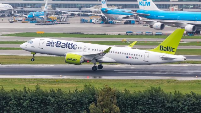 Airbus A220-300 (YL-CSF)